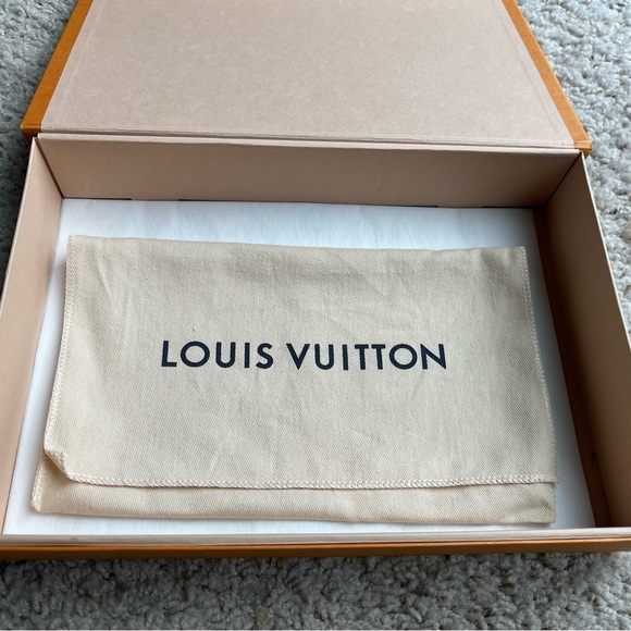 Louis Vuitton Box Ribbon Pouch Magnetic Closure - Picture 6 of 9